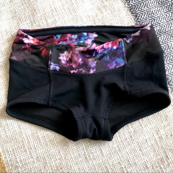 3/20$ Lululemon short shorts - Picture 1 of 4